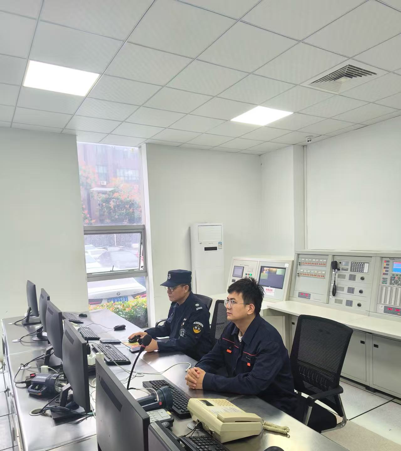 城运物业在光谷建设产业园进行监控值守工作.jpg