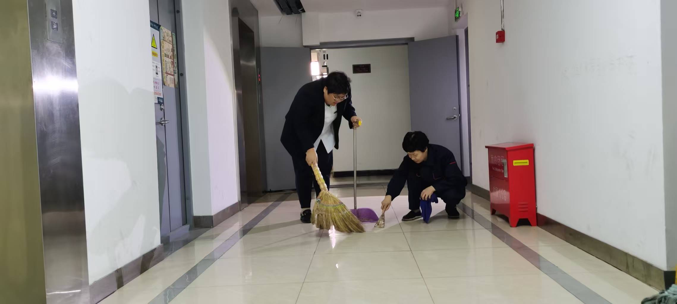 城运物业在华光大厦进行楼道清扫工作.jpg